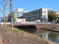 851050 Gezicht op de Marga Klompébrug over de opnieuw uitgegraven Stadsbuitengracht te Utrecht, vanaf de ...
